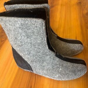 Sorel Gray and Black Winter Boot Liners size 7